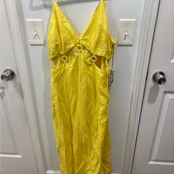 Elegant Yellow Maxi Dress - Picture 1 of 4